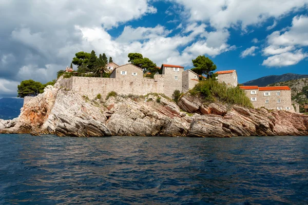 O Sveti Stefan, pequena ilhota e resort de hotel em Montenegro Fotos De Bancos De Imagens