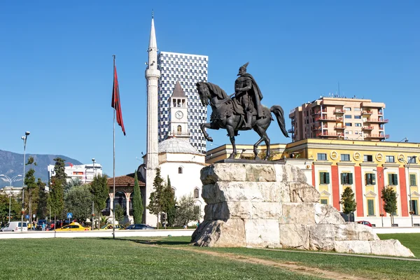 Skanderbeg-Denkmal - der Nationalheld Albaniens, tirana — Stockfoto