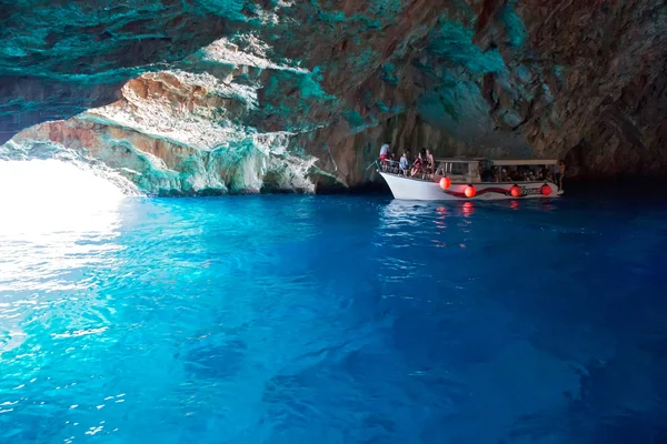 Boot mit Touristen in der blauen Höhle, Montenegro Stockbild
