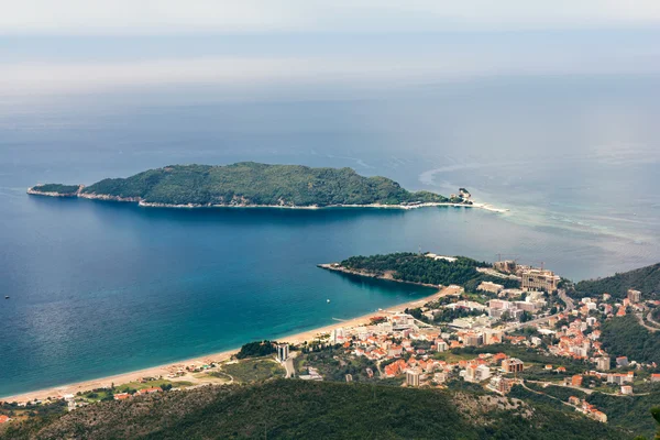 Widok z góry wyspy Becici i Sveti Nikola, Czarnogóra — Zdjęcie stockowe