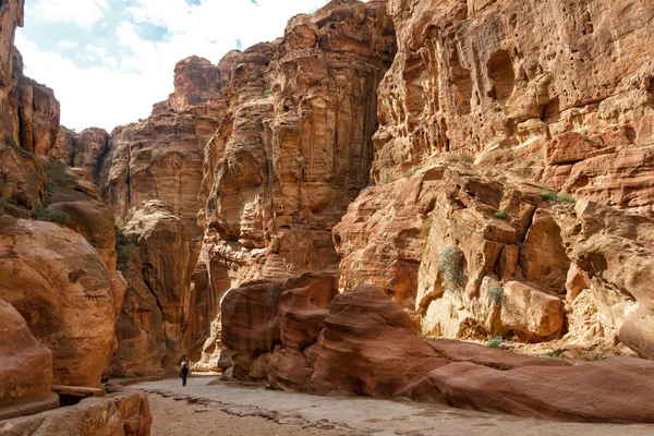 O Siq - antigo desfiladeiro em Petra, Jordânia — Fotografia de Stock