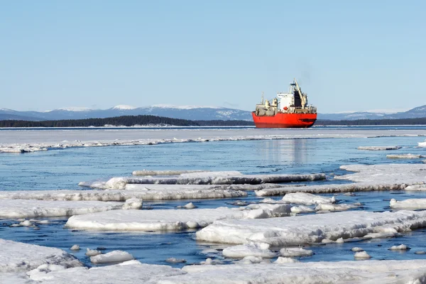 Zee-ijs is vernietigd in het voorjaar, Witte Zee, Rusland — Stockfoto