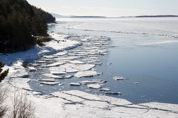 春、白い海、ロシアの海氷を破壊します。 — ストック写真