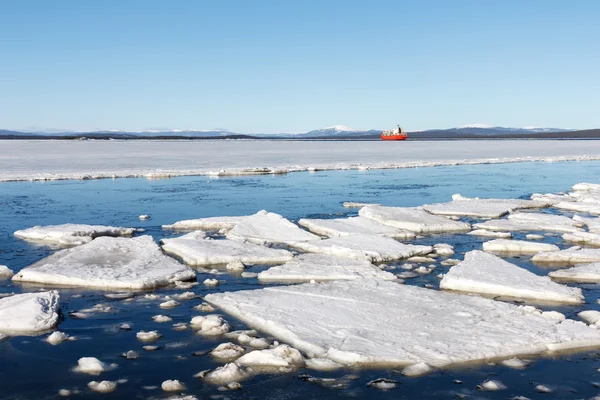 Il ghiaccio marino viene distrutto in primavera — Foto Stock