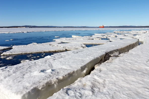 Hielo marino se destruye en la primavera — Foto de Stock