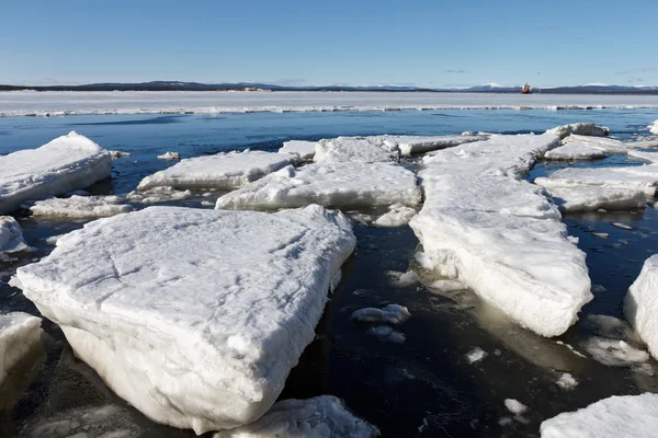 Hielo marino se destruye en la primavera —  Fotos de Stock