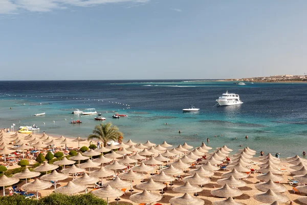 Parasoll på stranden, Makadi bay, Egypten — Stockfoto