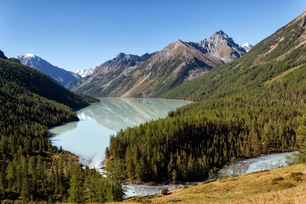 Kucherla meer in de bergen van Altai, Rusland — Stockfoto