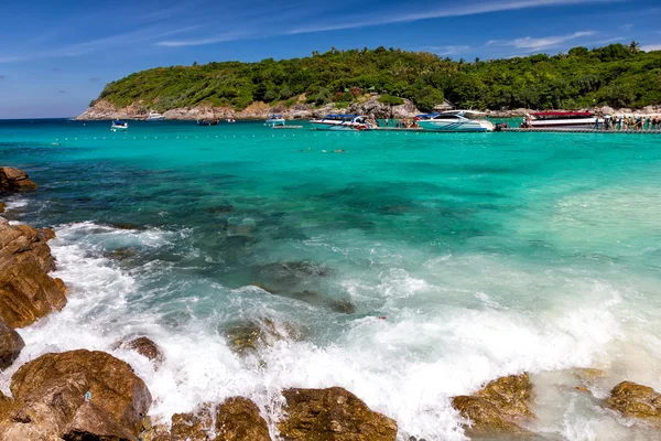 Baía bonita na ilha de Racha, Tailândia — Fotografia de Stock