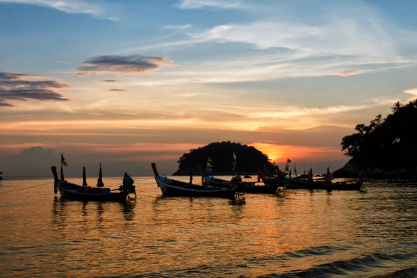 Belo pôr do sol em Kata Beach, Phuket, Tailândia — Fotografia de Stock