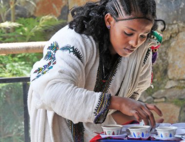 Kahve törenle genç kadın 