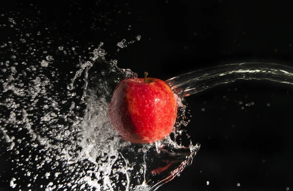 Water splash and apple — Stock Photo, Image