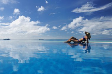 kadın havuzda dinlendirici