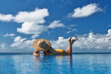 kadın havuzda dinlendirici