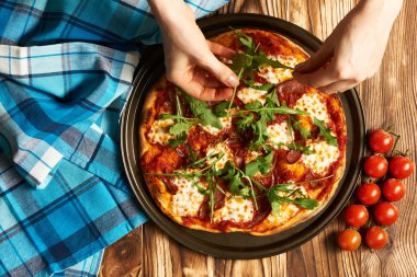 Ahşap masada ev yapımı pizza.