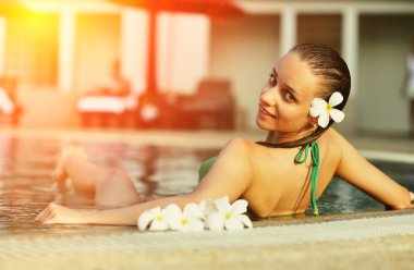 Kız tropikal yüzme havuzunda