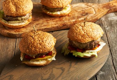 Ev çizburger masanın üzerine yaptı.