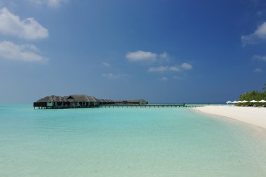 güzel bir plaj su bungalov ile