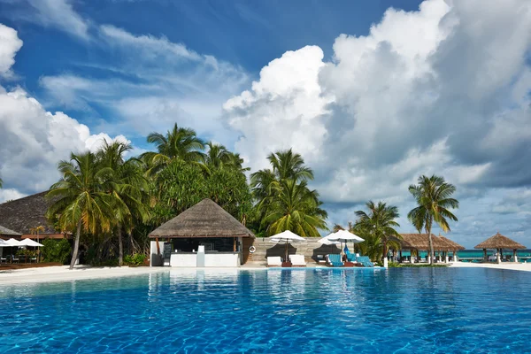 Piscina tropicale di lusso — Foto Stock