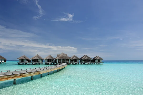 Strand met water bungalows — Stockfoto