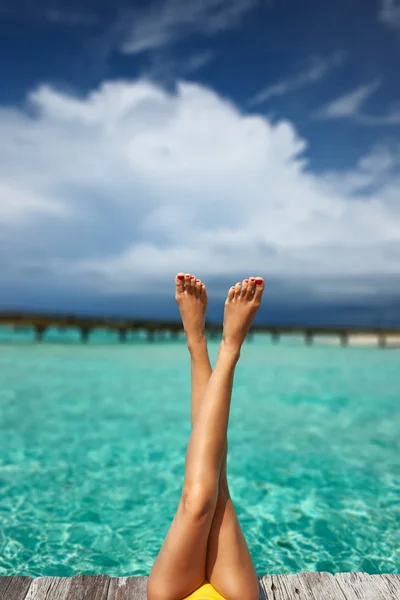 Vrouw ontspannen aan het strand — Stockfoto