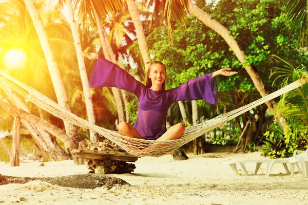 Donna in amaca sulla spiaggia — Foto Stock