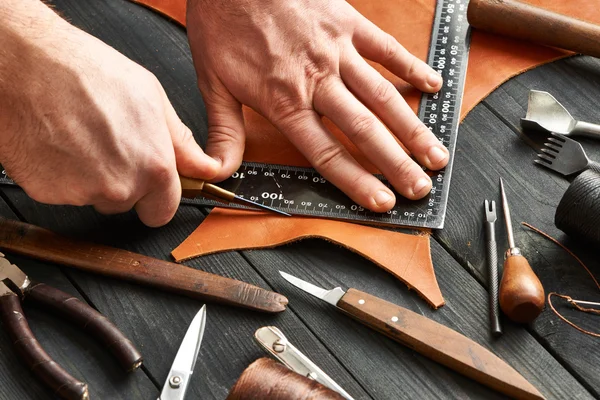 Hombre trabajando con cuero — Foto de Stock