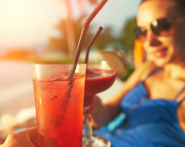 Couple clinking glasses with cocktails — Stock Photo, Image