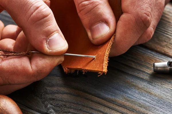 Homem trabalhando com couro — Fotografia de Stock