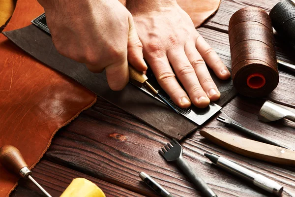 Homem trabalhando com couro — Fotografia de Stock