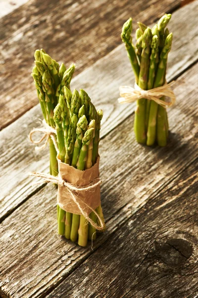 Bossen van verse asperges — Stockfoto