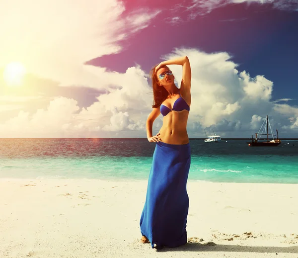 Kvinna vid tropisk strand — Stockfoto