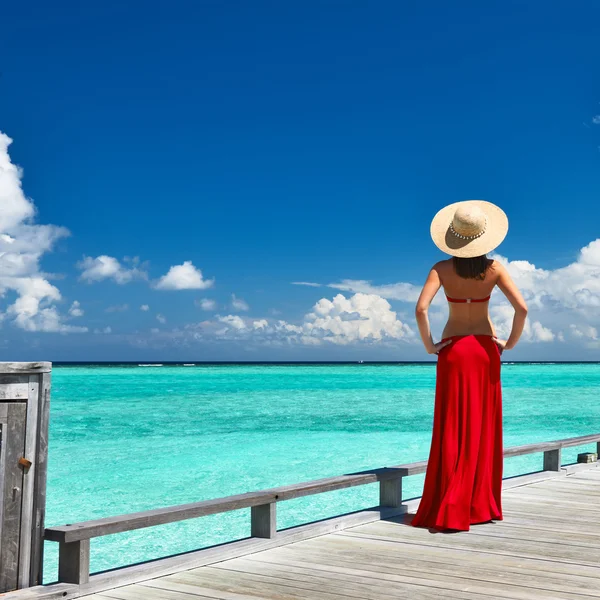 Kvinna på strand brygga — Stockfoto