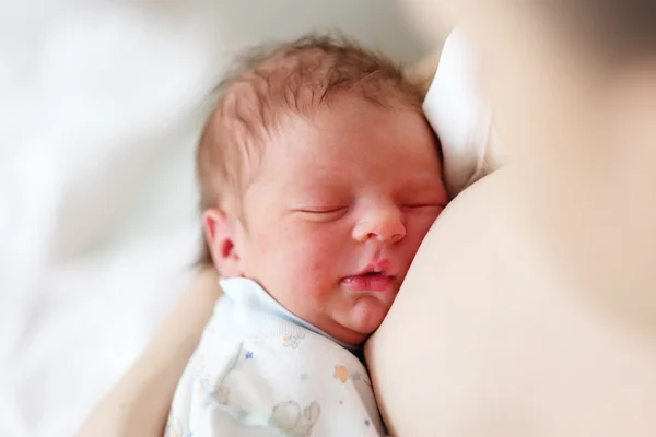 Nyfött barn med mamma — Stockfoto