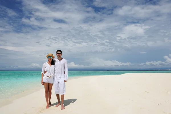 Ζευγάρι στην παραλία στις Μαλδίβες — Φωτογραφία Αρχείου