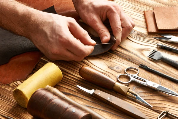 Hombre trabajando con cuero — Foto de Stock