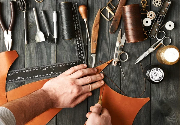 Hombre trabajando con cuero — Foto de Stock