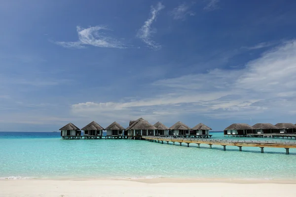 Bella spiaggia con bungalow d'acqua — Foto Stock