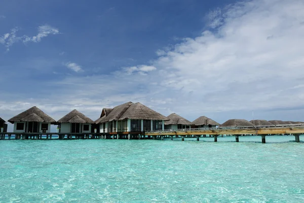 Strand met water bungalows — Stockfoto