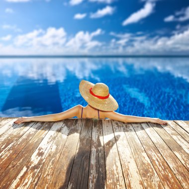 Havuz başı, Şapkalı kadın