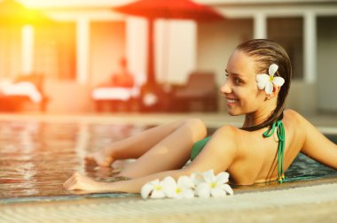 kadın tropikal yüzme havuzunda