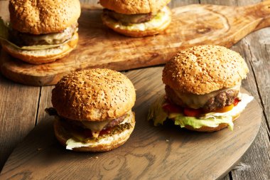 Ev çizburger masanın üzerine yaptı.