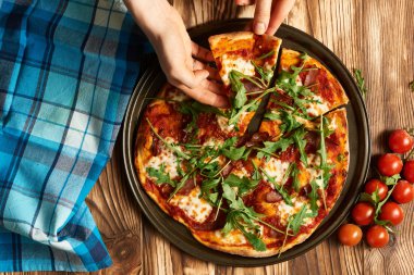 kadın el ile ev pizza yapılan