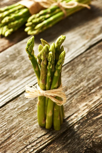 Bossen van verse asperges — Stockfoto