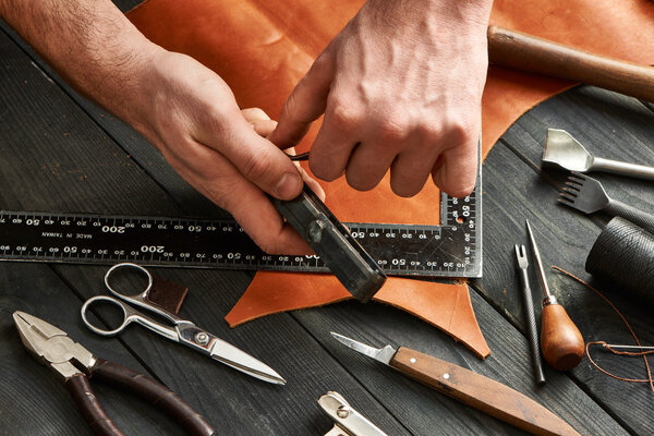 Человек работает с кожей
 