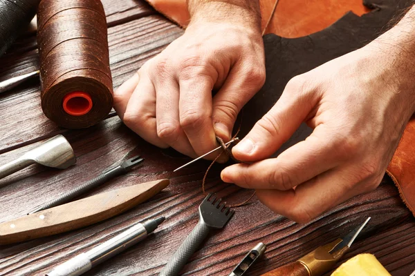 Mann arbeitet mit Leder — Stockfoto