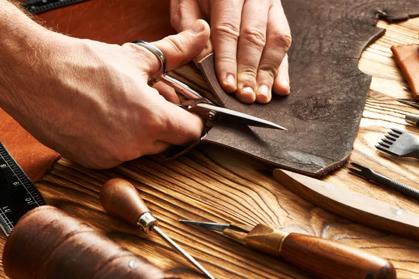 Hombre trabajando con cuero — Foto de Stock