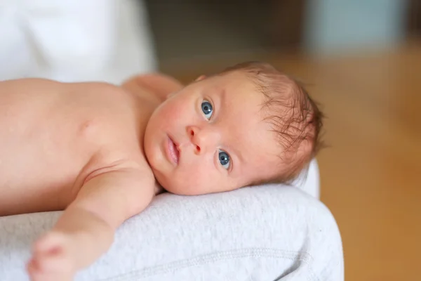 Nyfött barn med mamma — Stockfoto