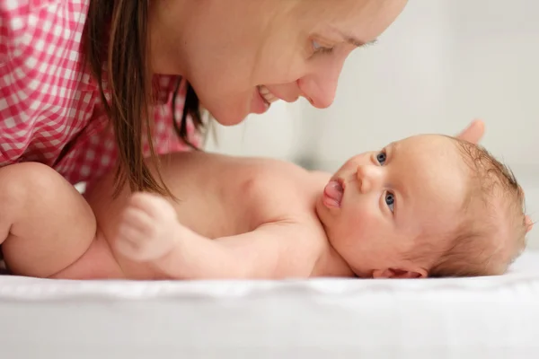 Nyfött barn med mamma — Stockfoto
