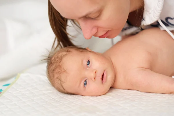 Bayi yang baru lahir dengan ibu — Stok Foto